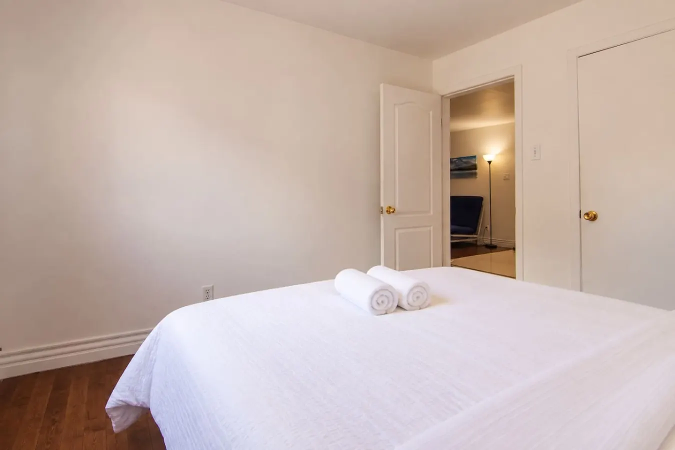 Stunning 3BR Free Parking Close to MTL 10