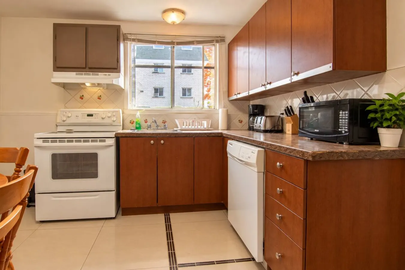 Stunning 3BR Free Parking Close to MTL 3