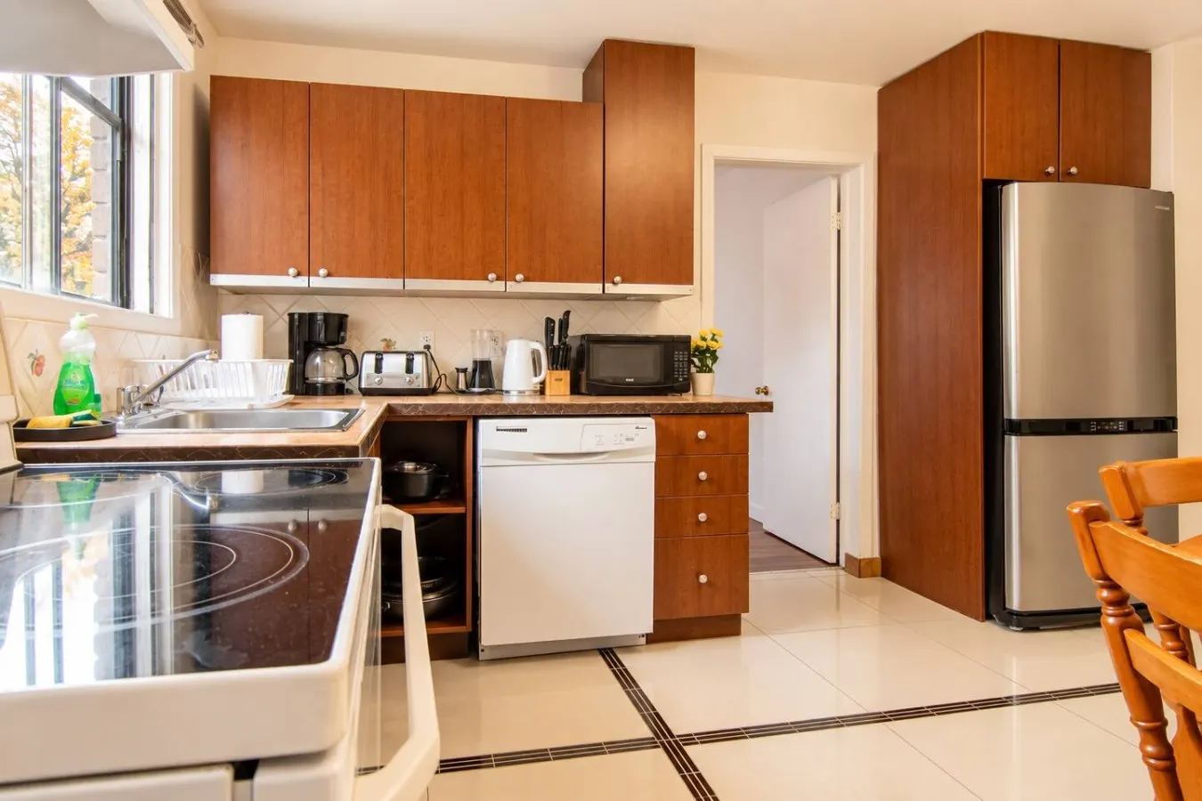 Stunning 3BR Free Parking Close to MTL 4