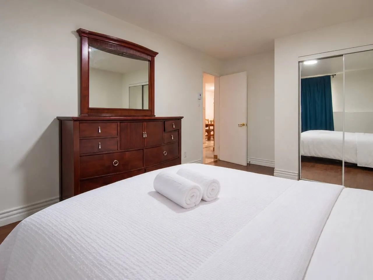 Stunning 3BR Free Parking Close to MTL 7
