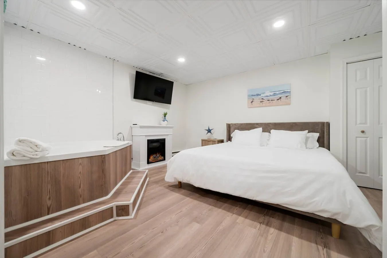 Jacuzzi Suite Near Beach | The Beachside Co. #7 — photo 5