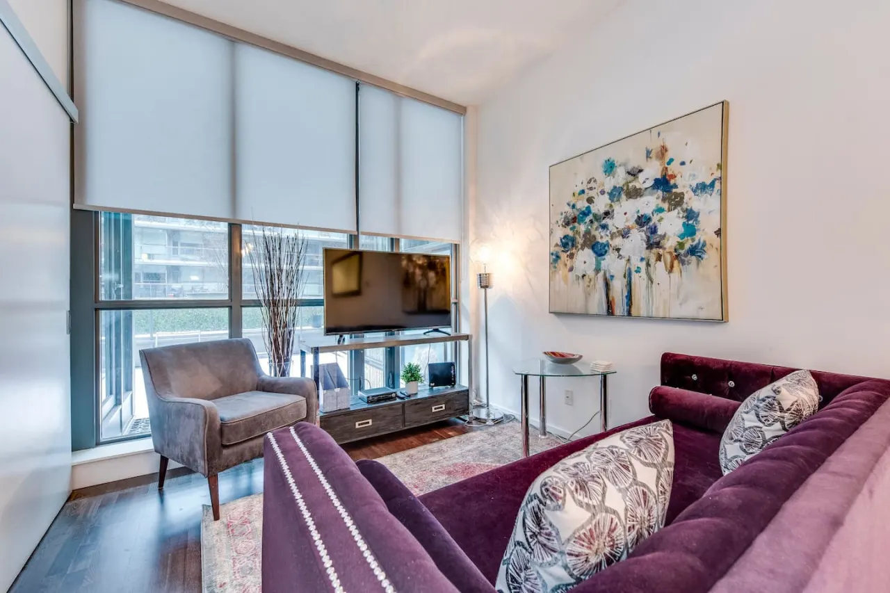 Cozy 1BR Condo Prime King West Walk Everywhere 1