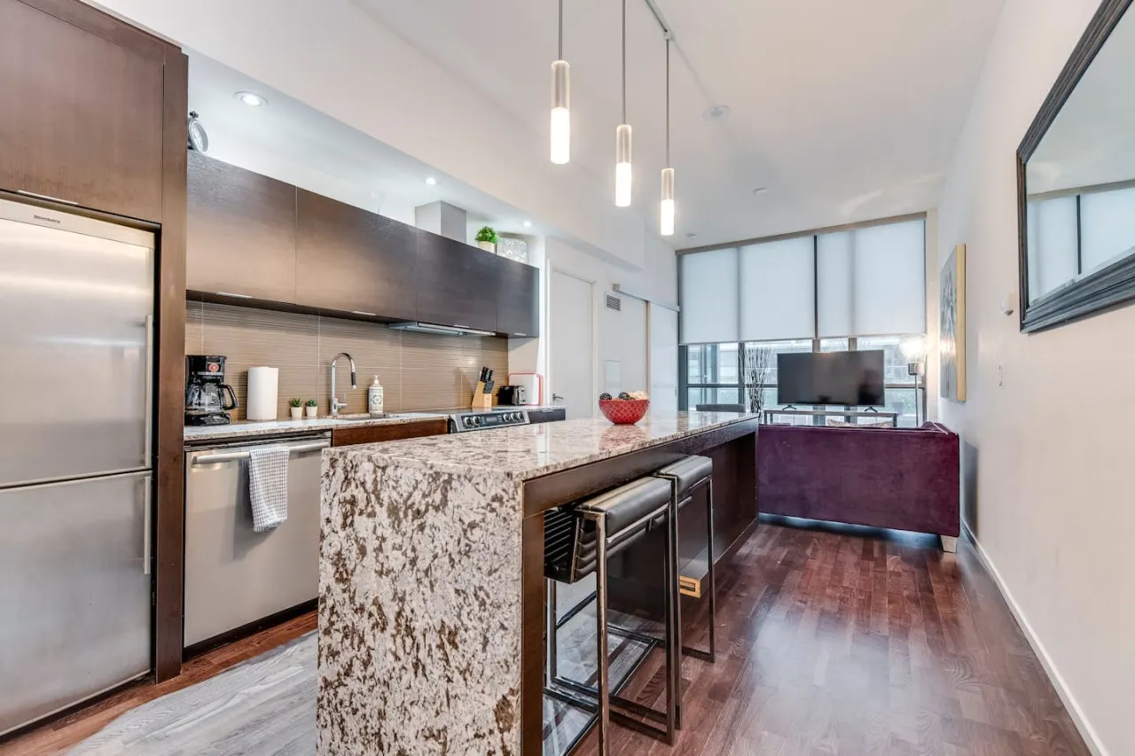 Cozy 1BR Condo Prime King West Walk Everywhere 2
