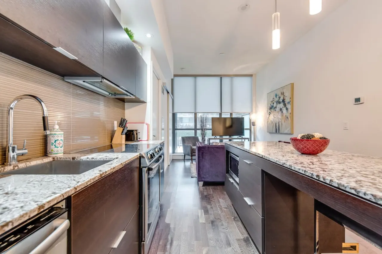 Cozy 1BR Condo Prime King West Walk Everywhere 10