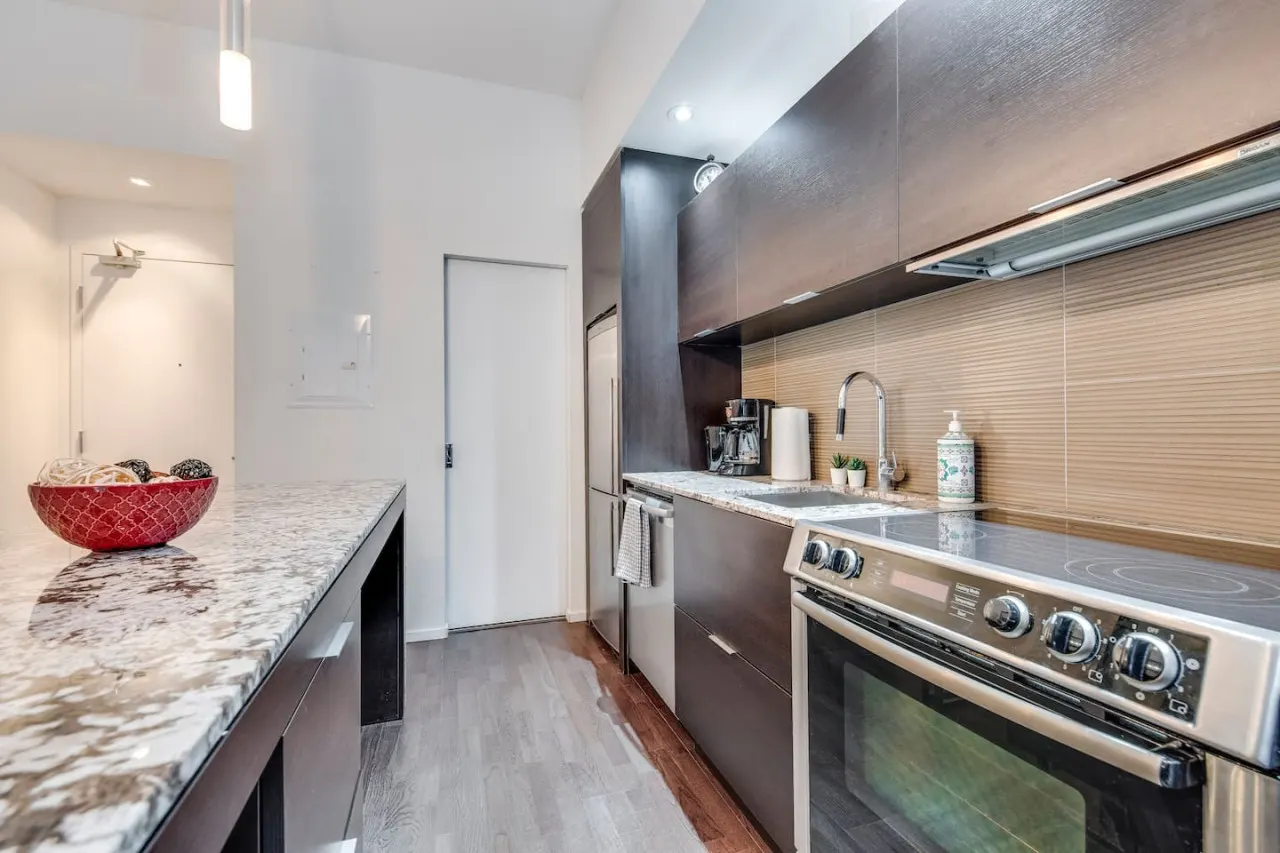 Cozy 1BR Condo Prime King West Walk Everywhere 11