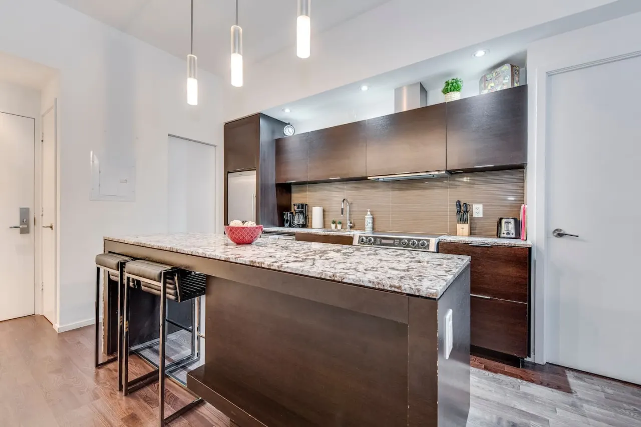Cozy 1BR Condo Prime King West Walk Everywhere 12