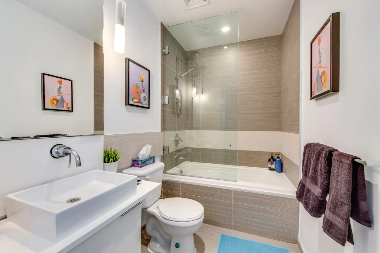 Cozy 1BR Condo Prime King West Walk Everywhere 5