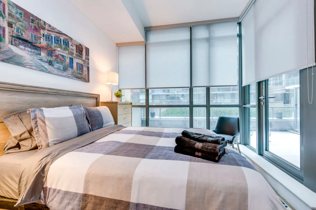 Cozy 1BR Condo Prime King West Walk Everywhere 6