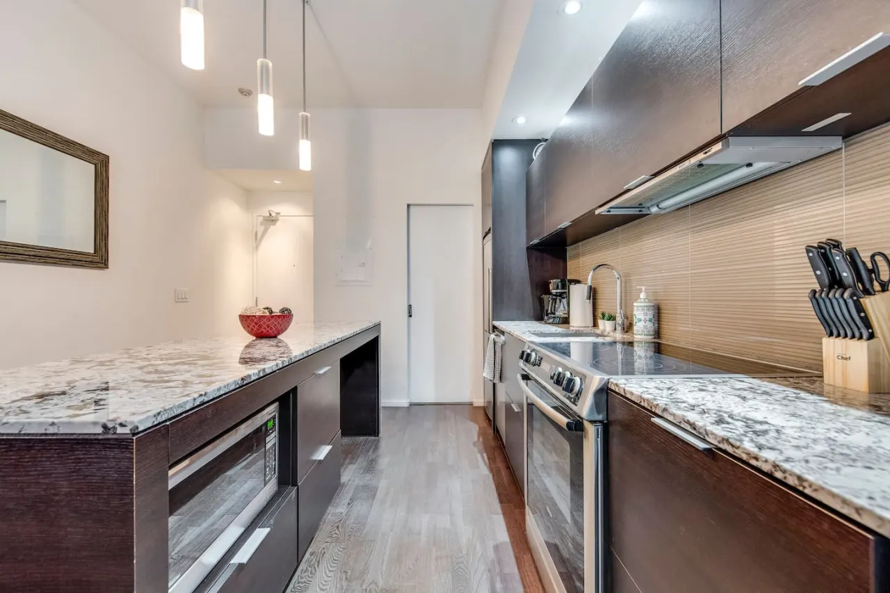 Cozy 1BR Condo Prime King West Walk Everywhere 7