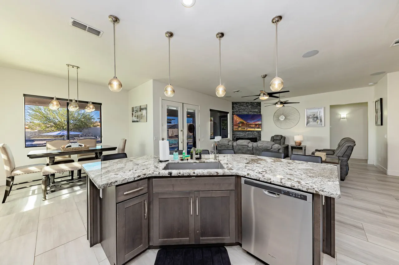 Havasu Peruvian - Resort Style Home, Swim Up Bar, Spa, FirePit 10