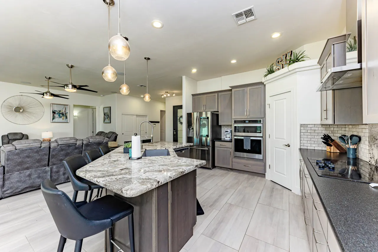 Havasu Peruvian - Resort Style Home, Swim Up Bar, Spa, FirePit 11