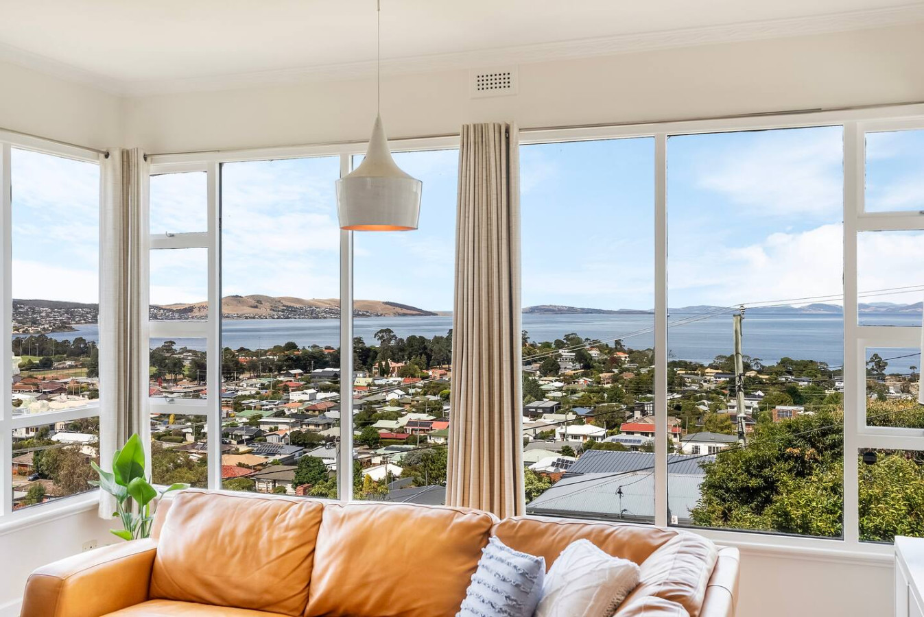 Bellerive Hill Home, River Views, 5 min to Beach — photo 2