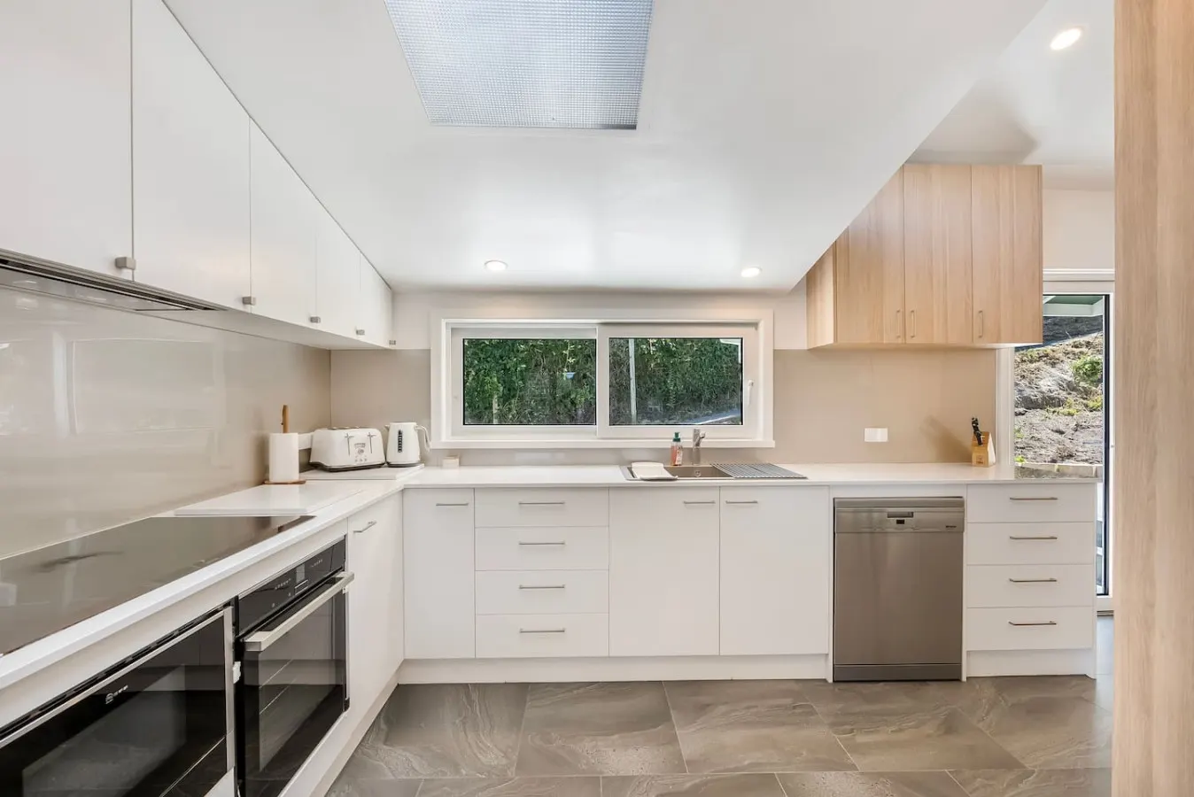 Bellerive Hill Home, River Views, 5 min to Beach 16