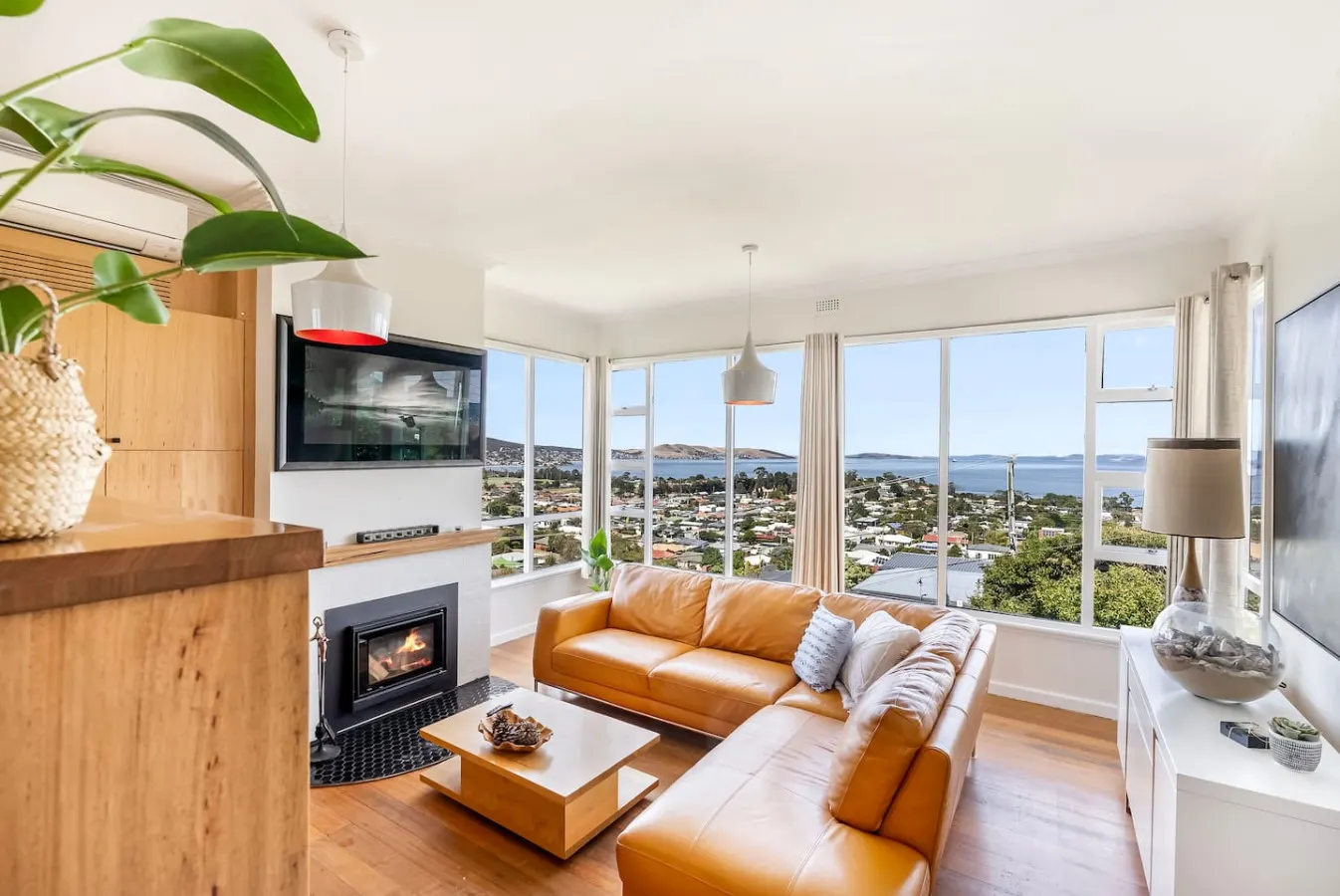 Bellerive Hill Home, River Views, 5 min to Beach 18