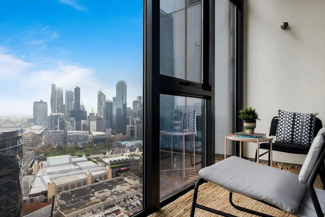 Lola - Penthouse-Style Melbourne Apartment 11
