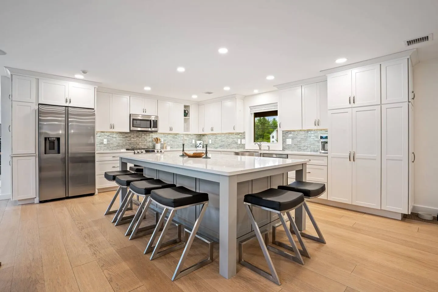 Minutes to Beaches | Fenced Yard | Chefs Kitchen — photo 2