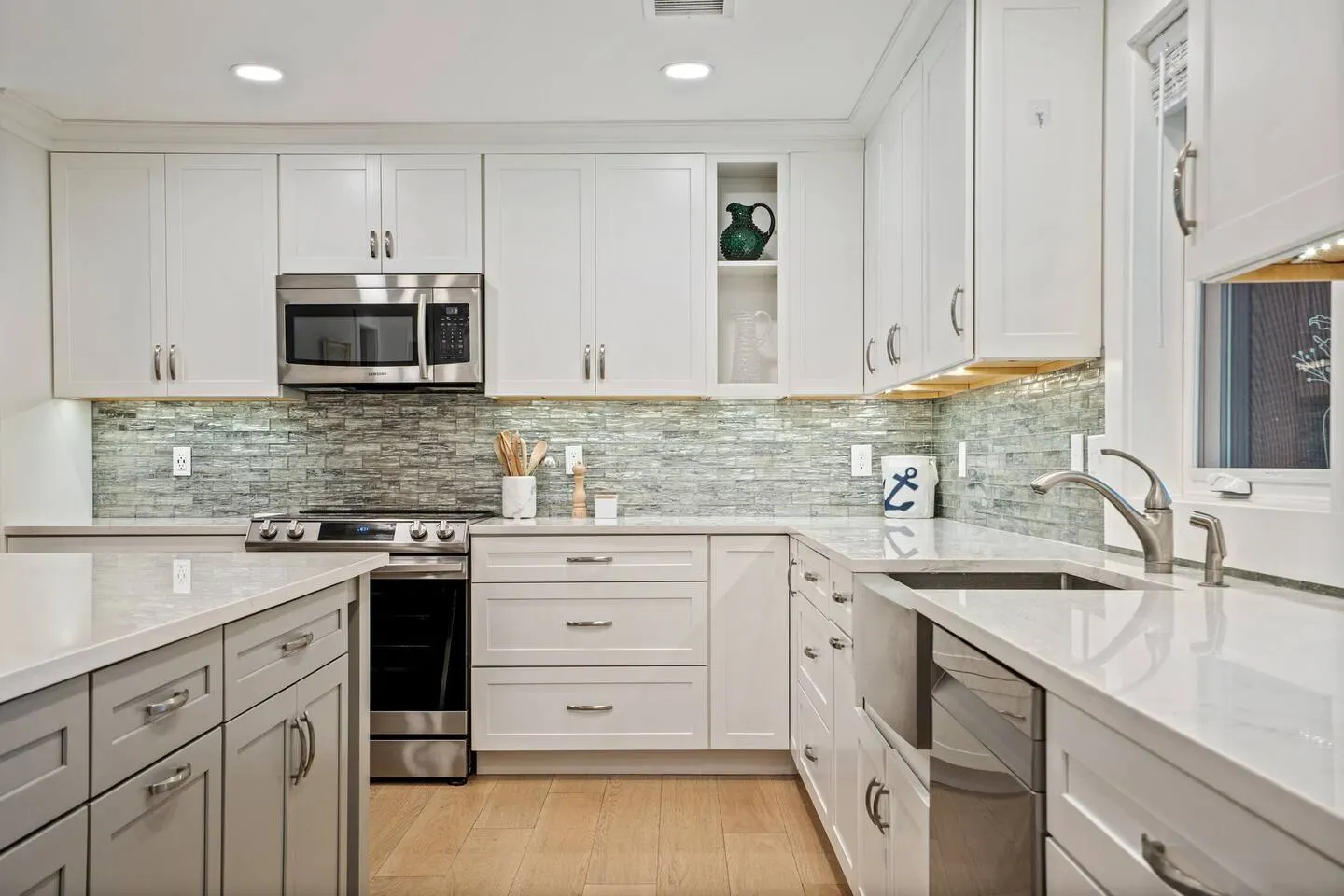 Minutes to Beaches Fenced Yard Chefs Kitchen 9