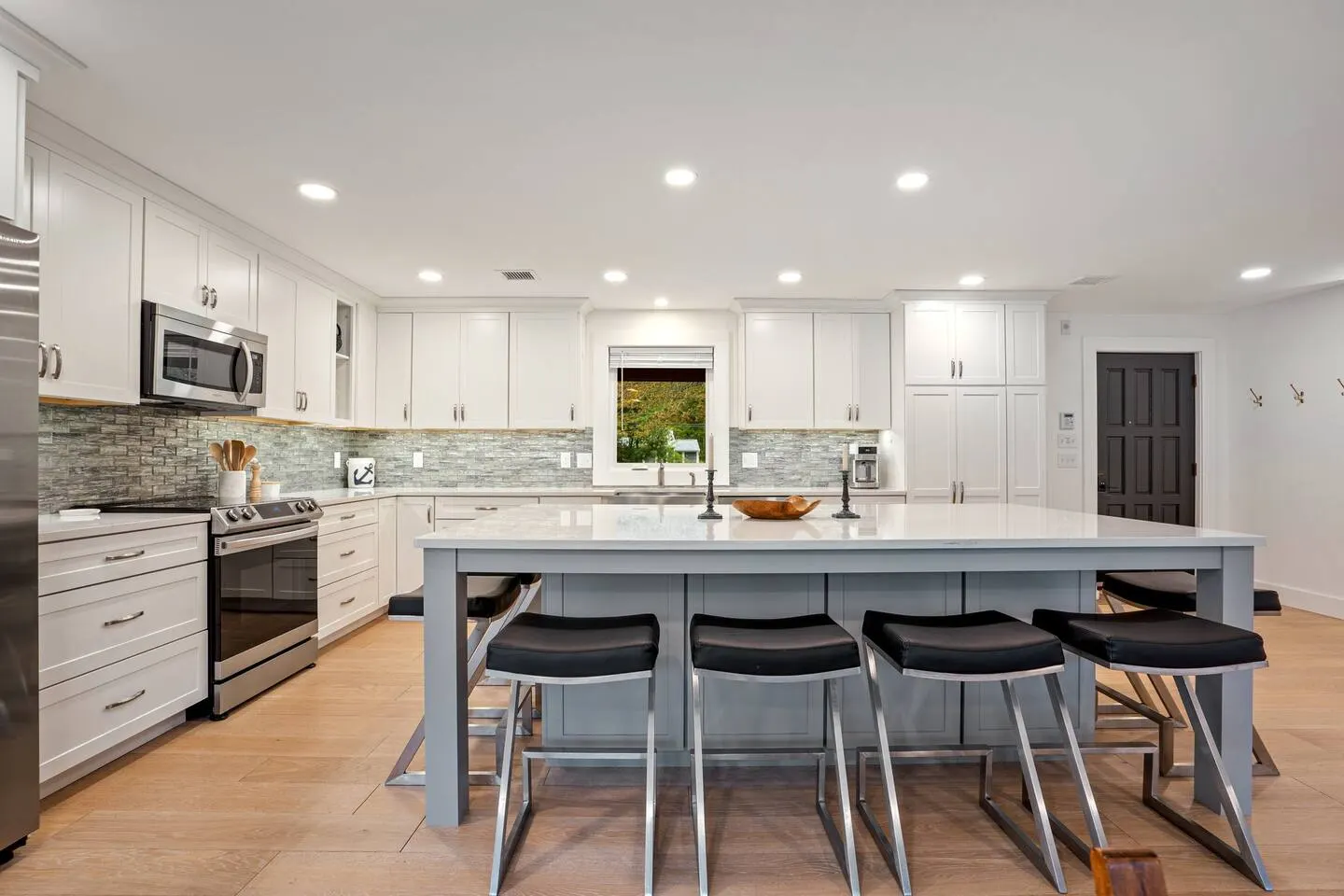 Minutes to Beaches Fenced Yard Chefs Kitchen 10