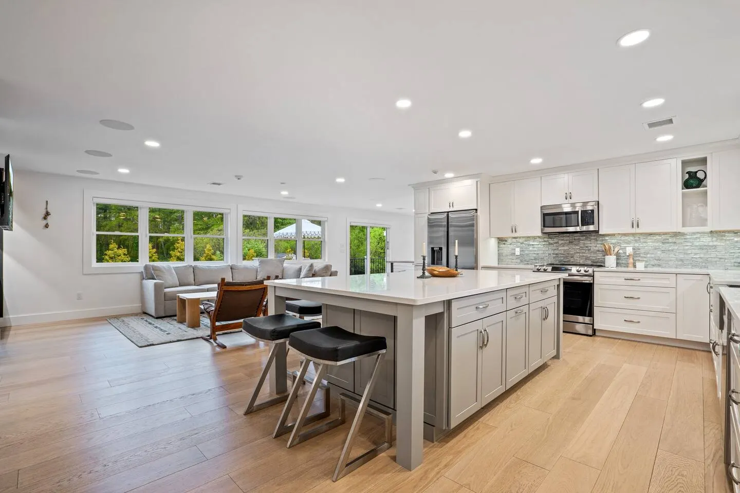 Minutes to Beaches Fenced Yard Chefs Kitchen 13