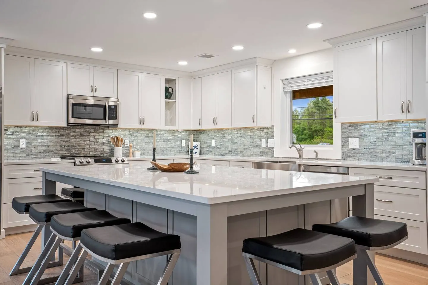 Minutes to Beaches Fenced Yard Chefs Kitchen 7