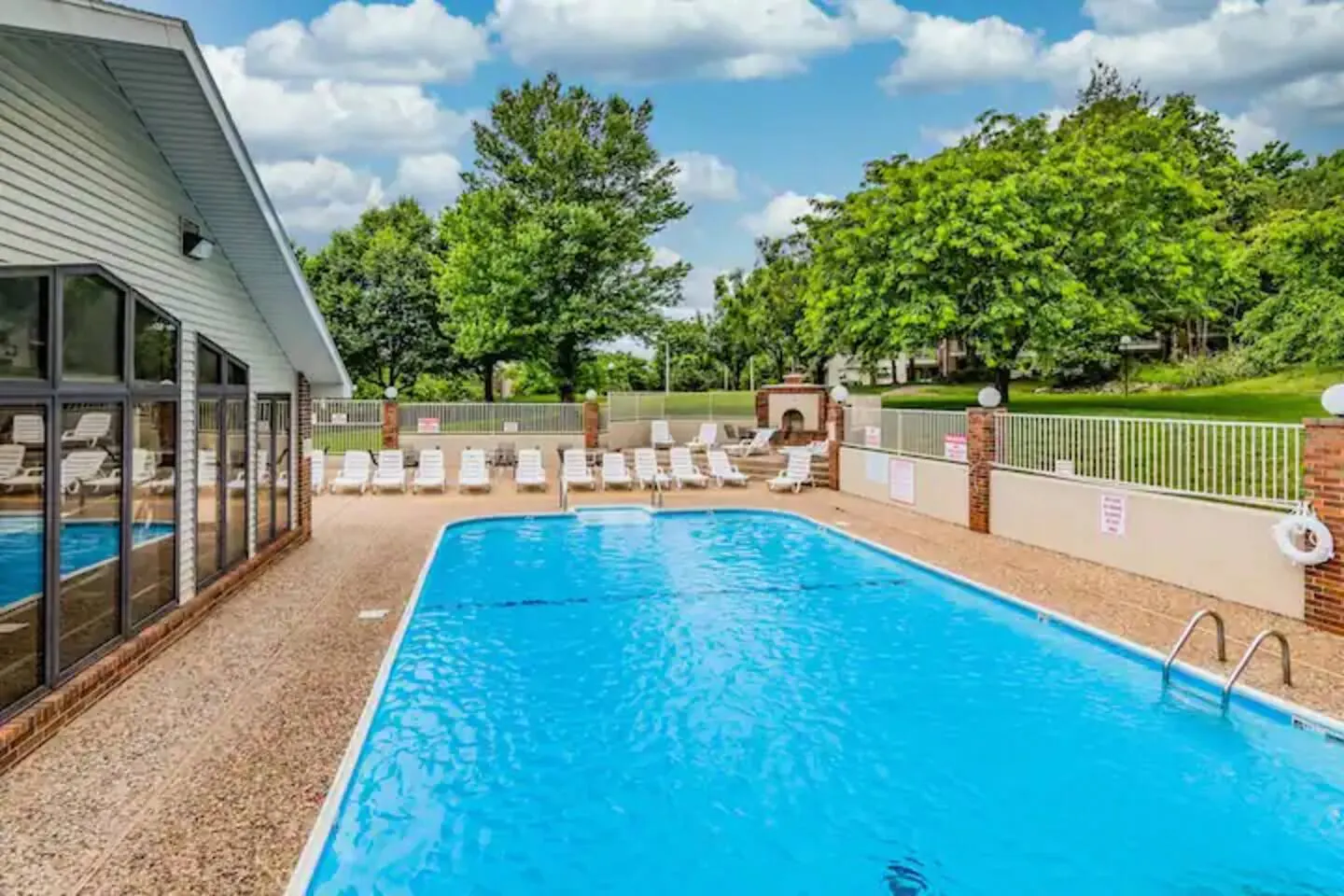 2 Pools/Hot tub/Sauna! 3 min to Strip! Large Condo 1