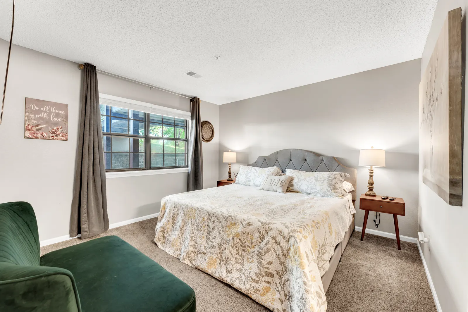 2 Pools/Hot tub/Sauna! 3 min to Strip! Large Condo 2
