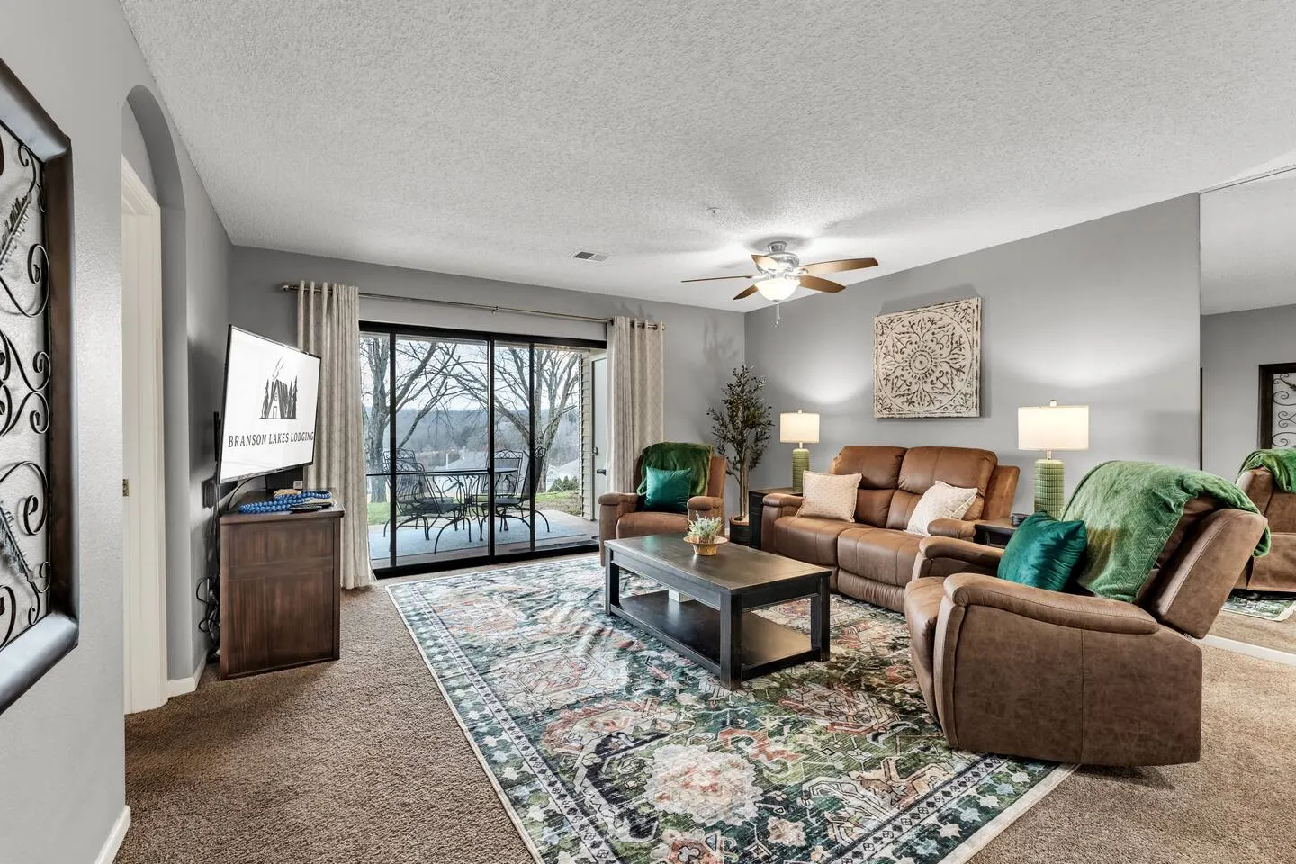 2 Pools/Hot tub/Sauna! 3 min to Strip! Large Condo 12