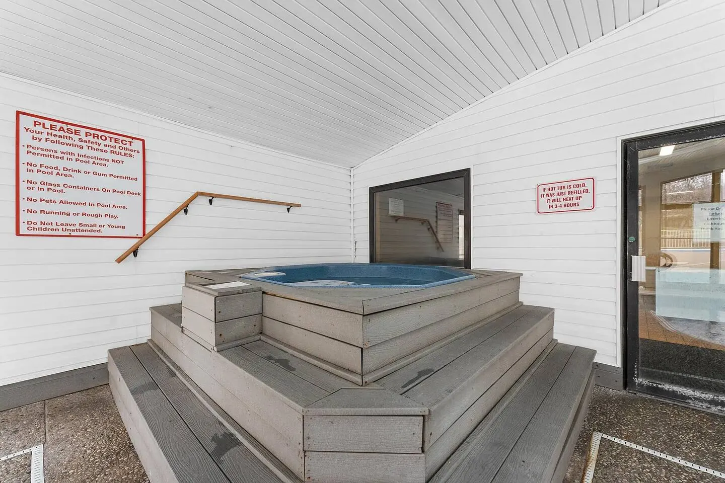 2 Pools/Hot tub/Sauna! 3 min to Strip! Large Condo 16