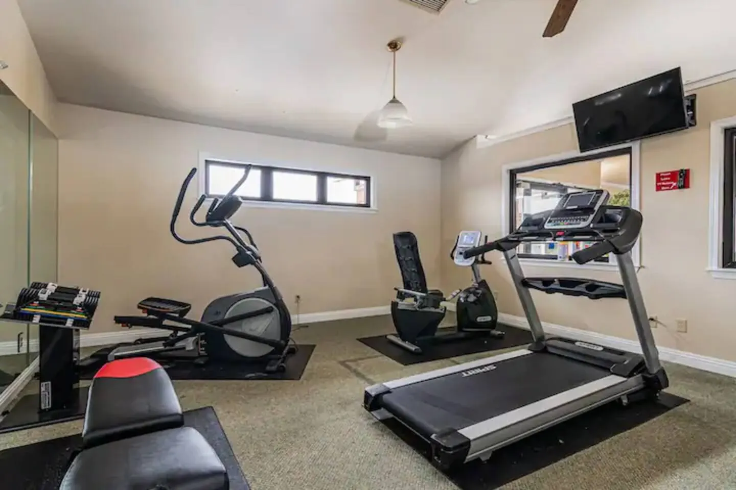 2 Pools/Hot tub/Sauna! 3 min to Strip! Large Condo 18