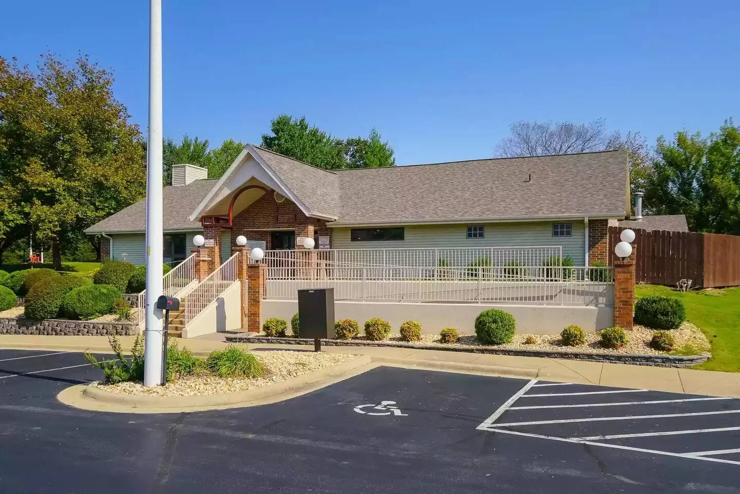 2 Pools/Hot tub/Sauna! 3 min to Strip! Large Condo 19