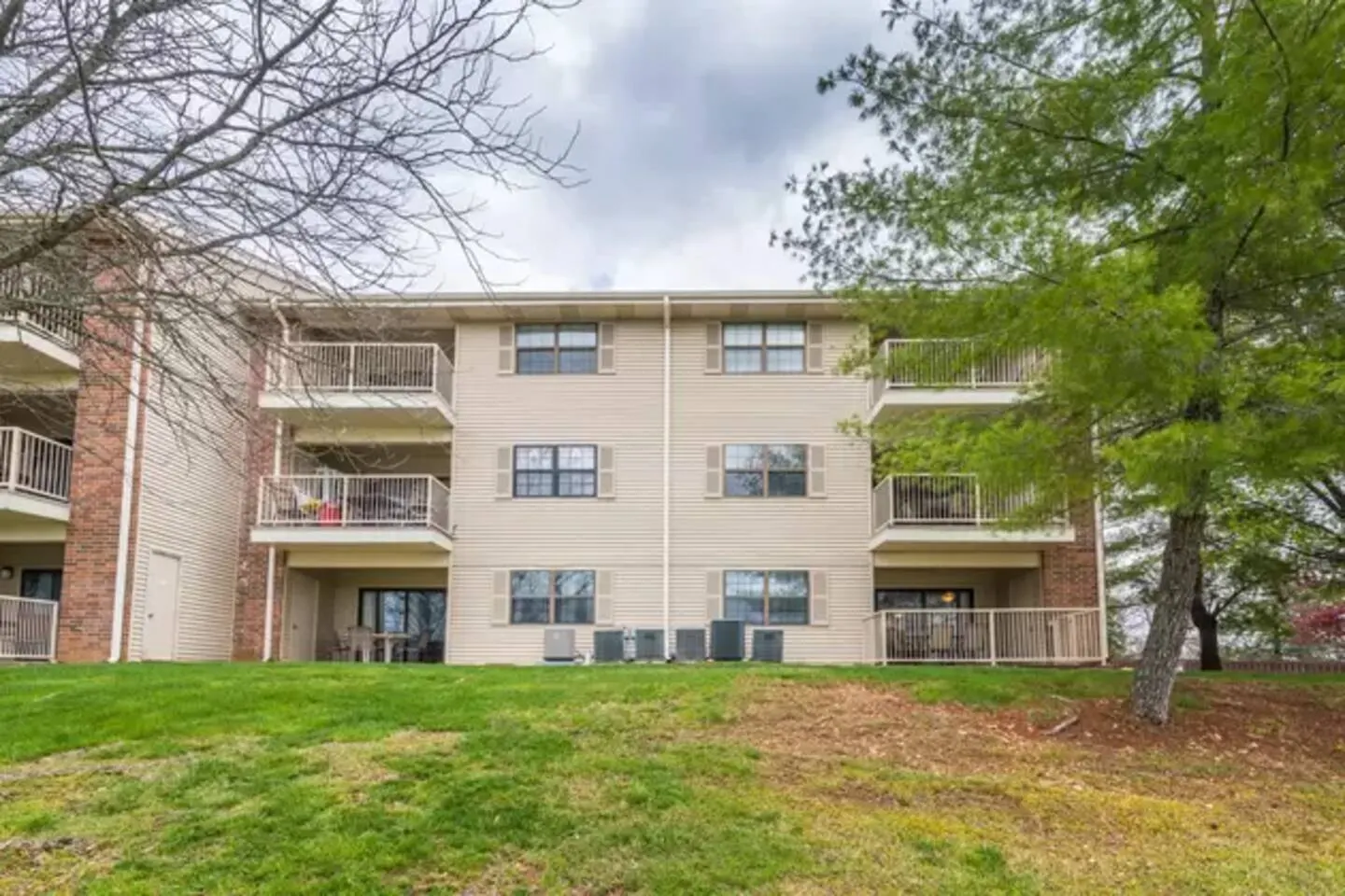 2 Pools/Hot tub/Sauna! 3 min to Strip! Large Condo 20