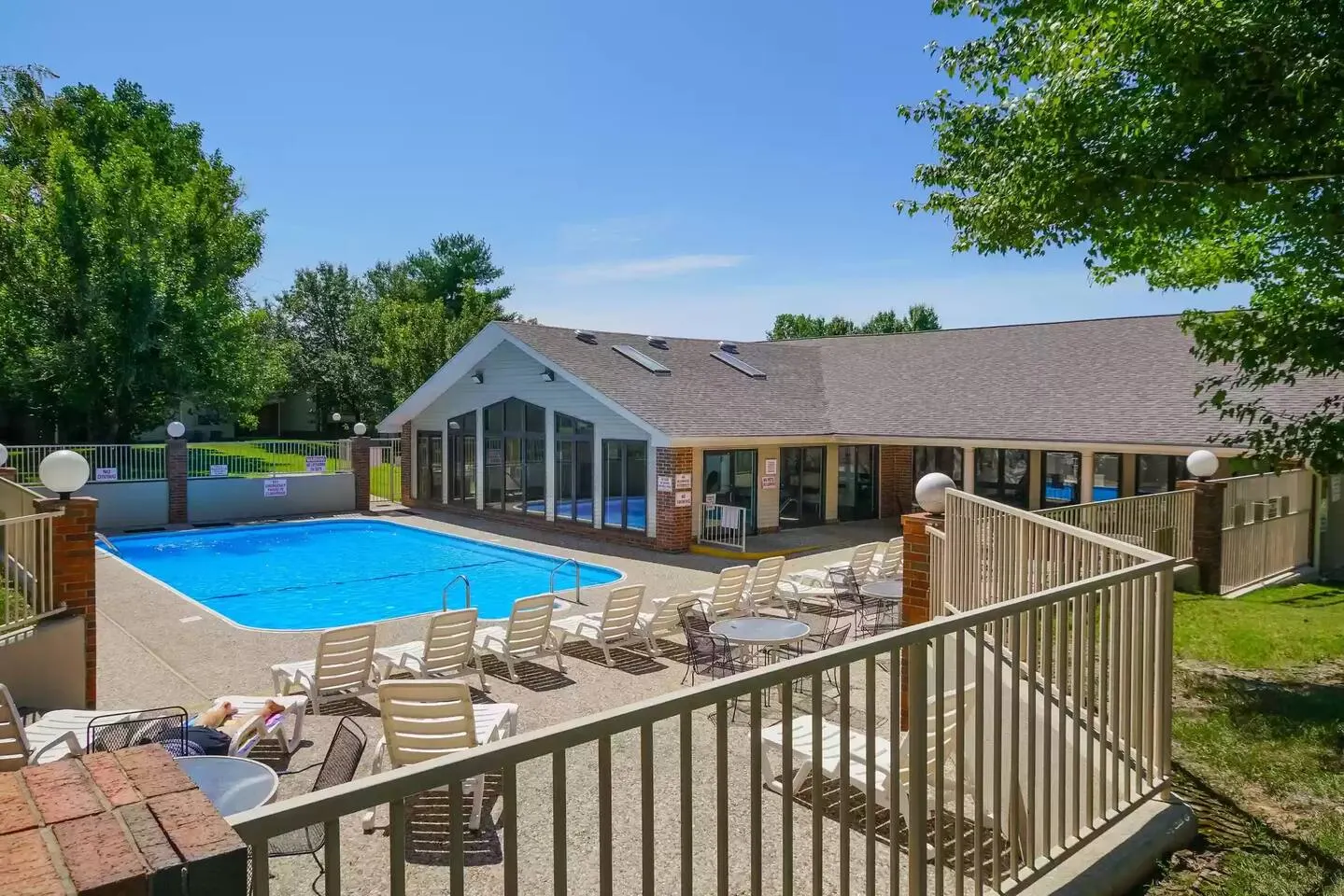 2 Pools/Hot tub/Sauna! 3 min to Strip! Large Condo 4