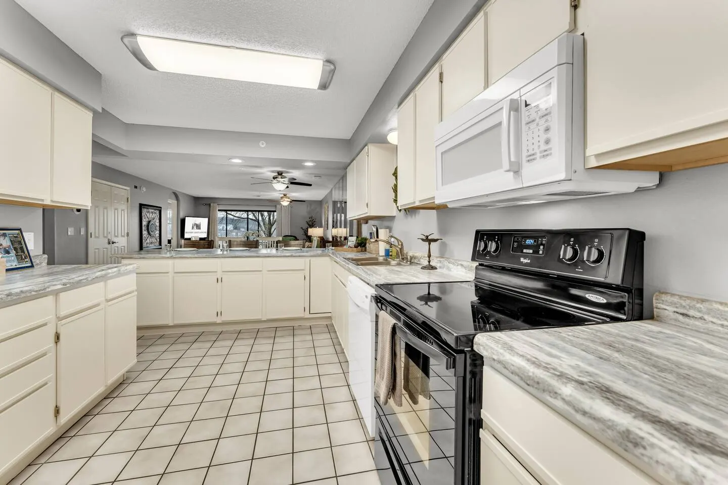 2 Pools/Hot tub/Sauna! 3 min to Strip! Large Condo 5