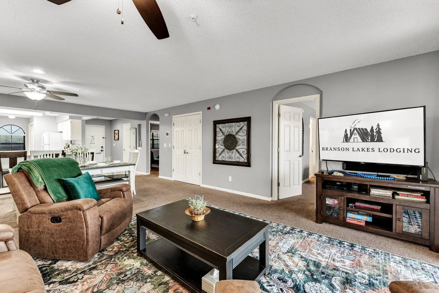 2 Pools/Hot tub/Sauna! 3 min to Strip! Large Condo 6