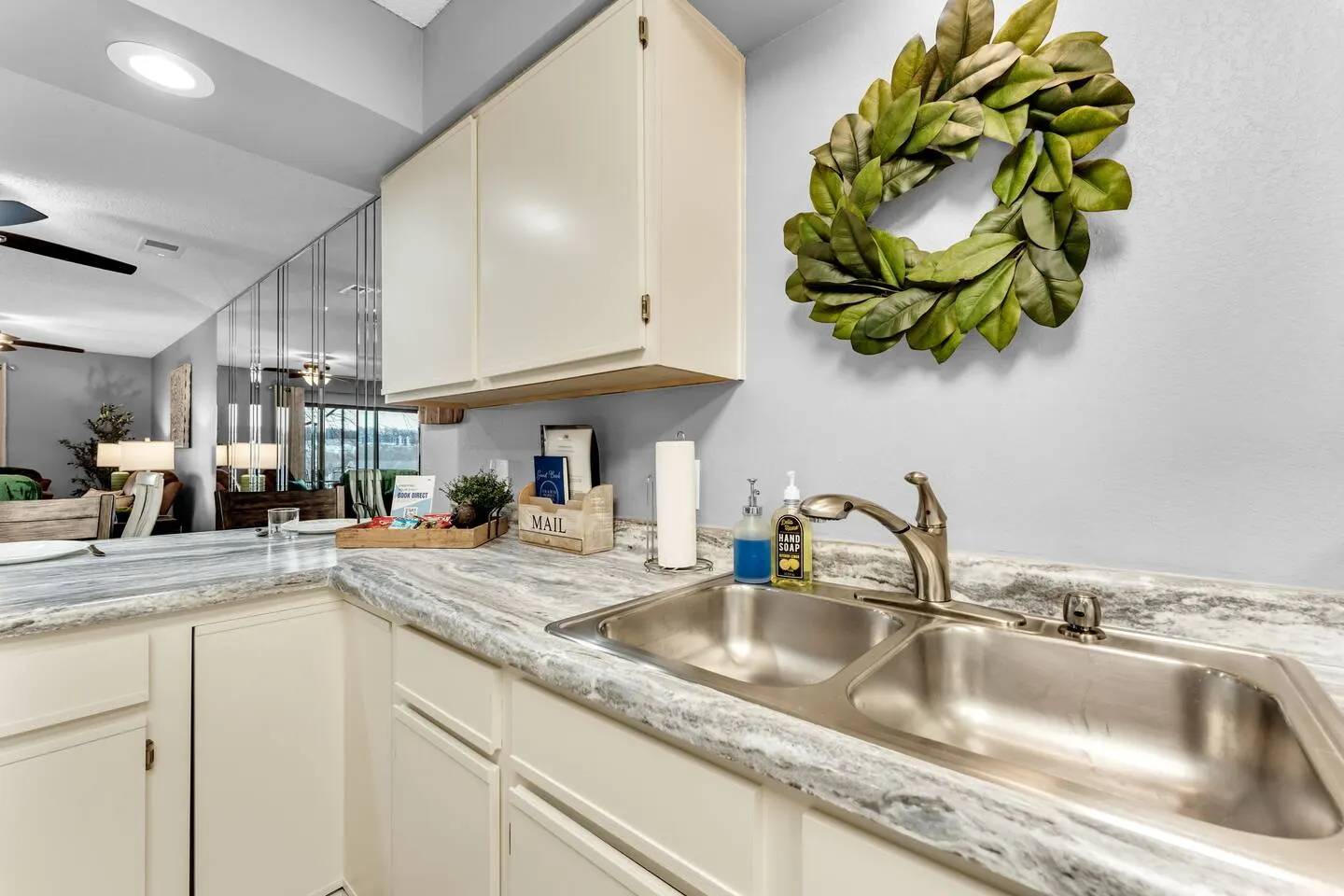 2 Pools/Hot tub/Sauna! 3 min to Strip! Large Condo 7