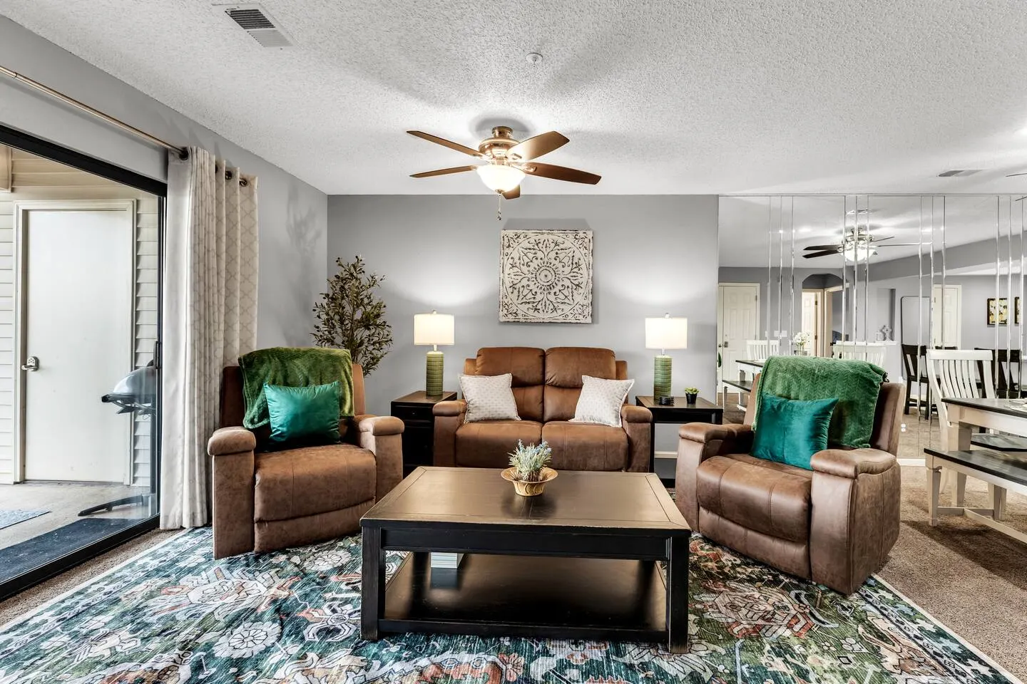 2 Pools/Hot tub/Sauna! 3 min to Strip! Large Condo 8