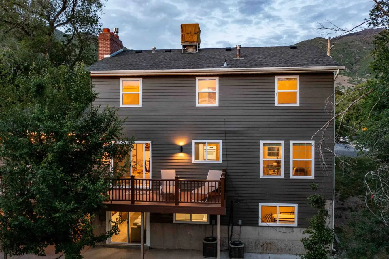 Perfect Farmington Family Home -Hot Tub, Large Deck and View - close to Lagoon! — photo 2