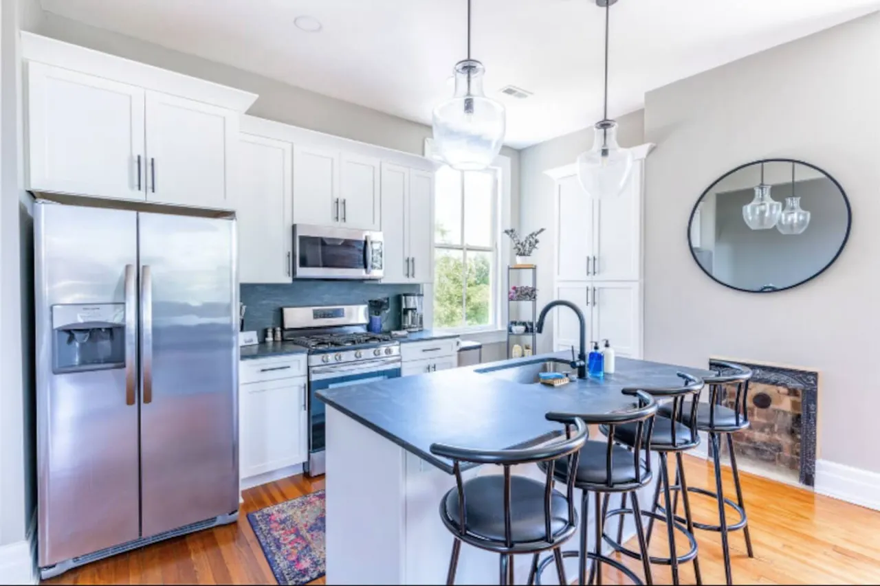 2 king beds - pool table, heart of downtown LYH 1