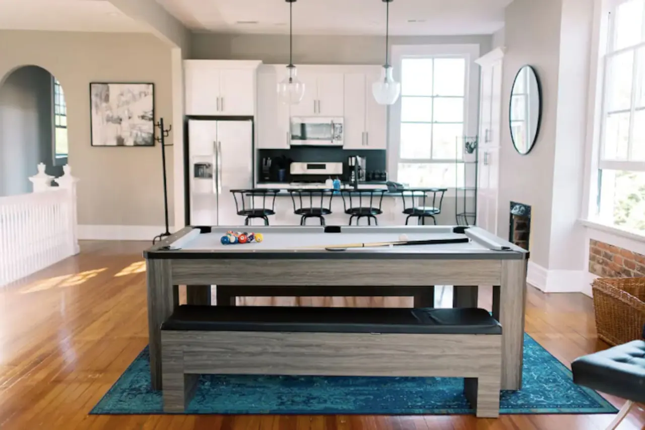 2 king beds - pool table, heart of downtown LYH 2