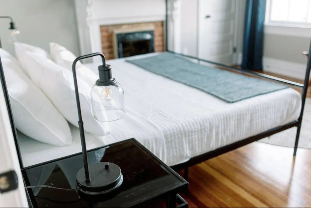 2 king beds - pool table, heart of downtown LYH 9