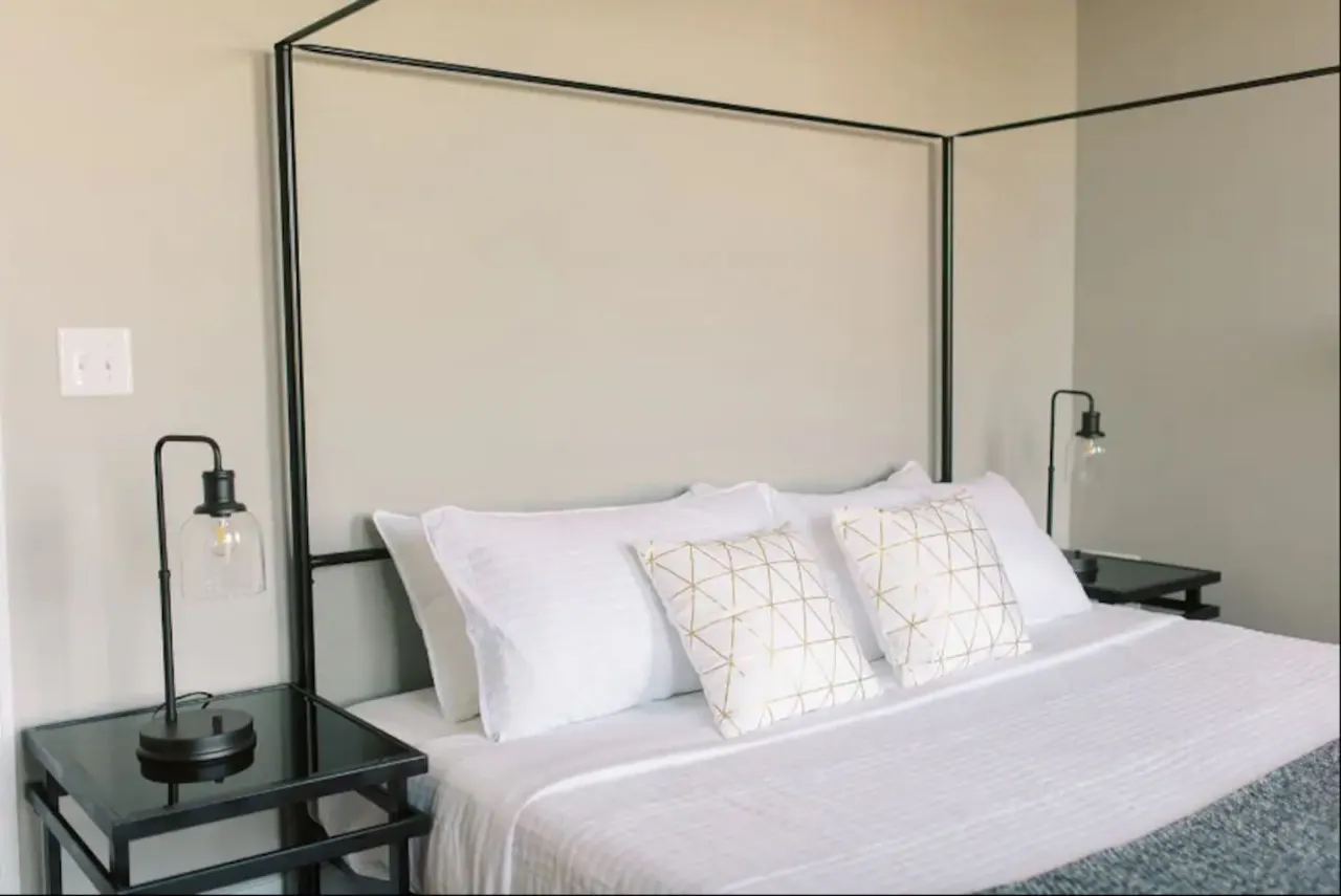 2 king beds - pool table, heart of downtown LYH 10