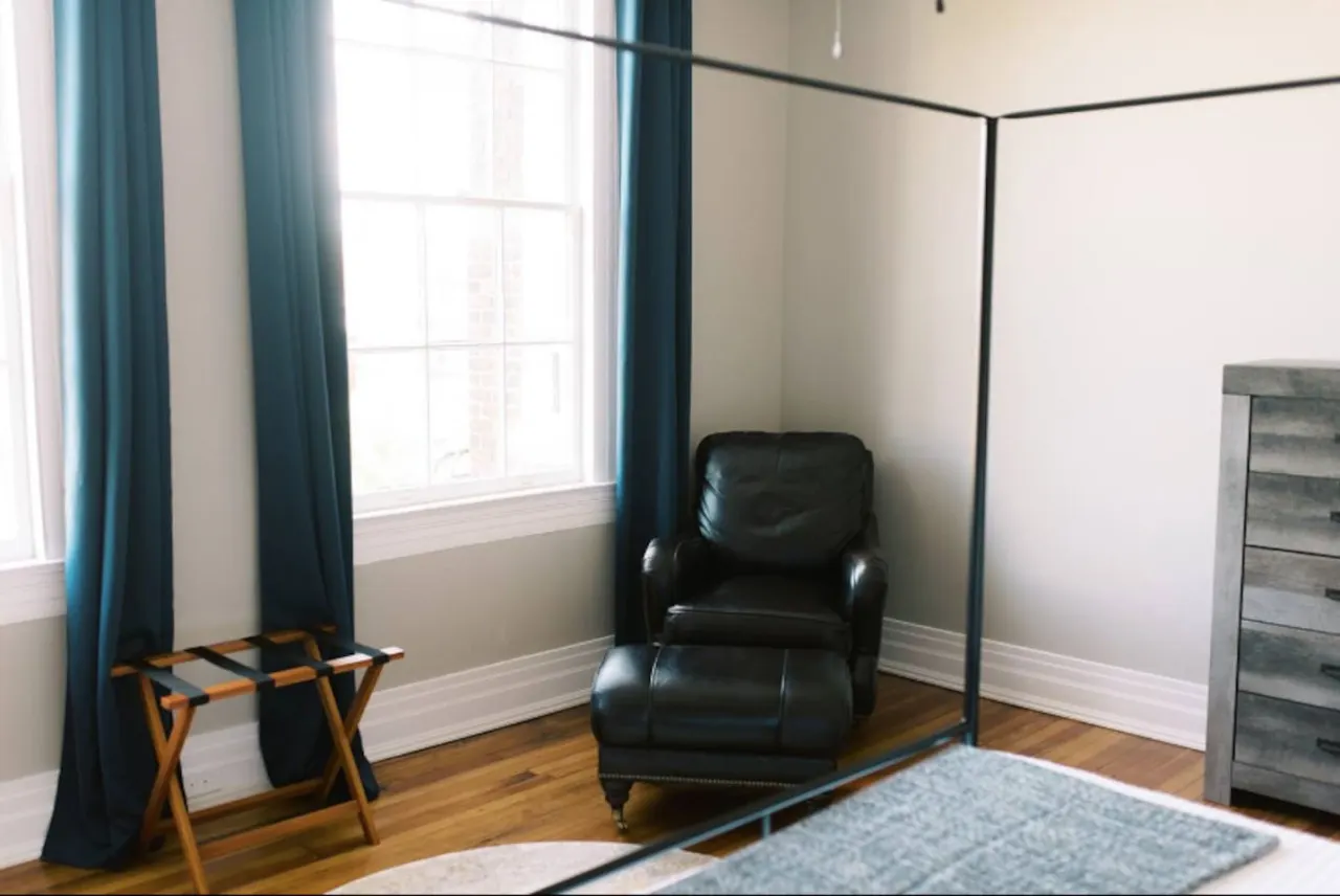 2 king beds - pool table, heart of downtown LYH 12