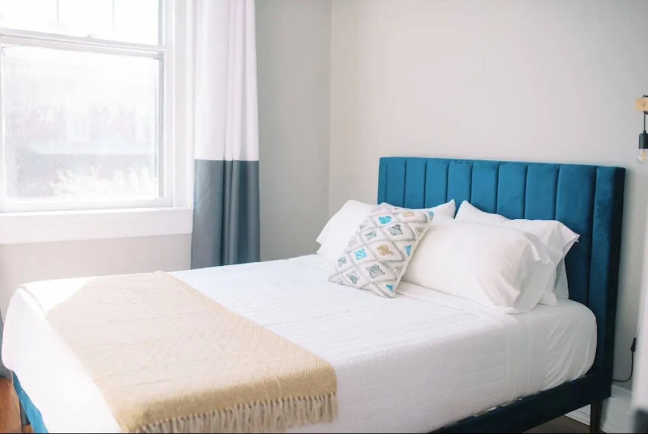 2 king beds - pool table, heart of downtown LYH 13