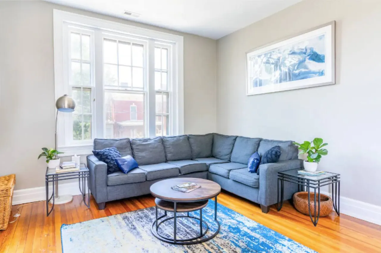 2 king beds - pool table, heart of downtown LYH 16