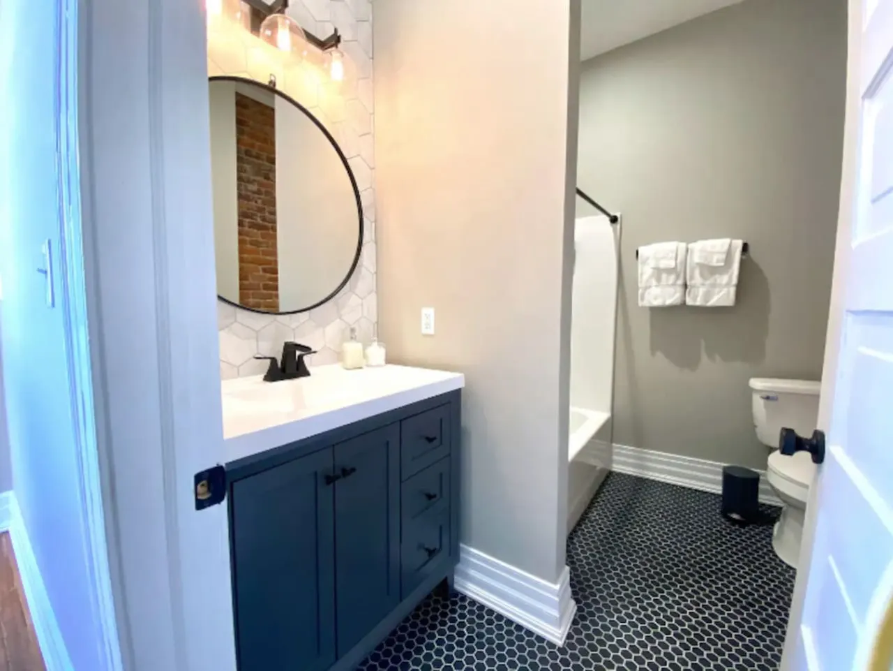 2 king beds - pool table, heart of downtown LYH 20