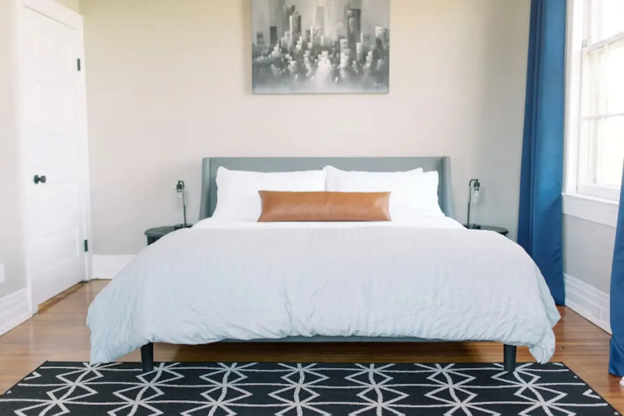 2 king beds - pool table, heart of downtown LYH 3