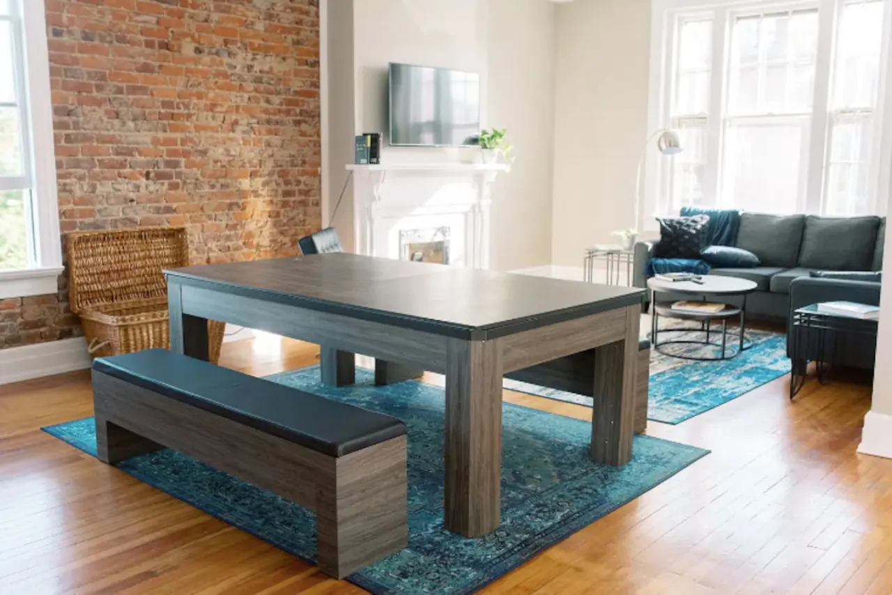 2 king beds - pool table, heart of downtown LYH 4