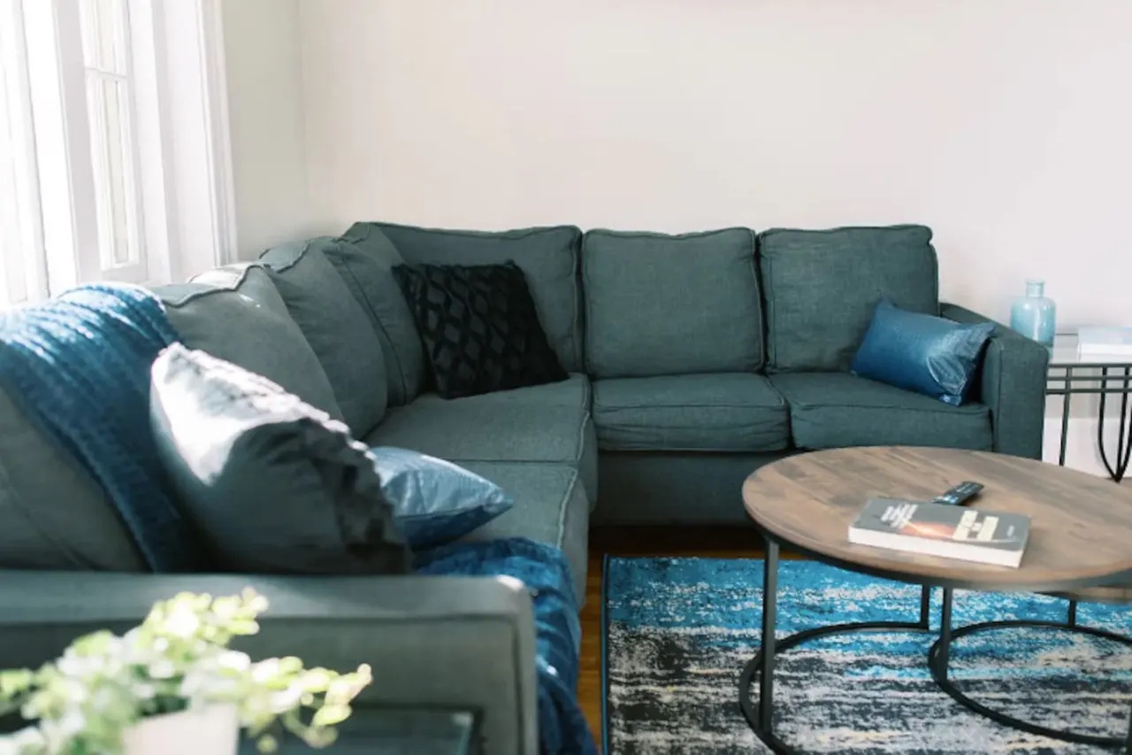 2 king beds - pool table, heart of downtown LYH 5