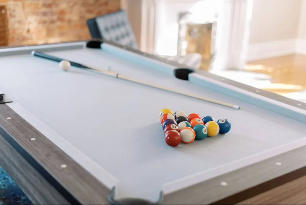 2 king beds - pool table, heart of downtown LYH 8
