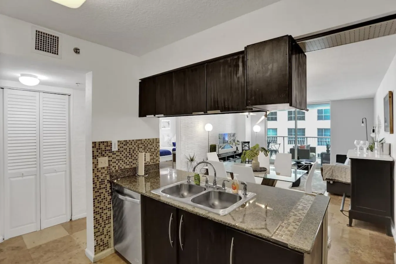 Superb Private unit Perfectly Located In Brickell 11